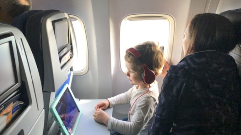 How to Download Movies on iPad to Watch on Airplane: A Comprehensive Guide