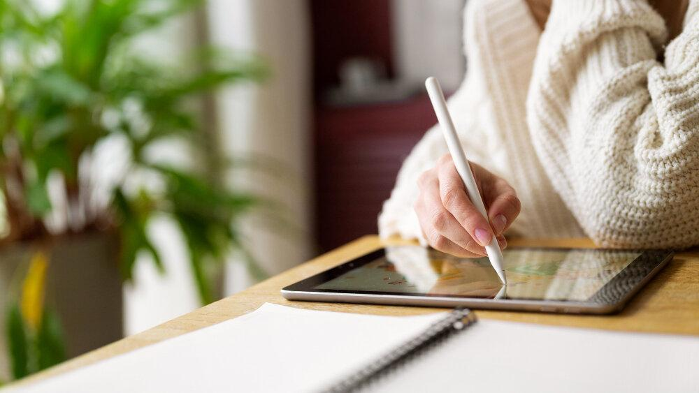 Advantages of OLED Screens for Financial Data